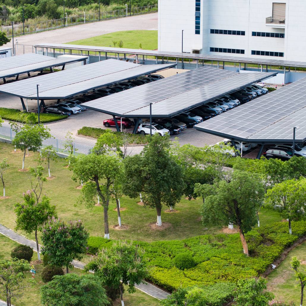 En général, la durée d'amortissement pour les projets d'ombrières photovoltaïques peut varier de 7 à 15 ans, en fonction des conditions locales et des paramètres spécifiques du projet. Les projets avec des coûts initiaux plus bas, des revenus plus élevés et des incitations financières attrayantes ont tendance à avoir des durées d'amortissement plus courtes. Il est recommandé de réaliser une analyse financière détaillée pour estimer la durée d'amortissement spécifique à chaque projet.