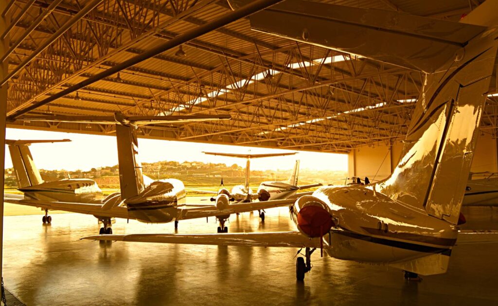 Processus de construction d'un hangar à avion dans un aéroport